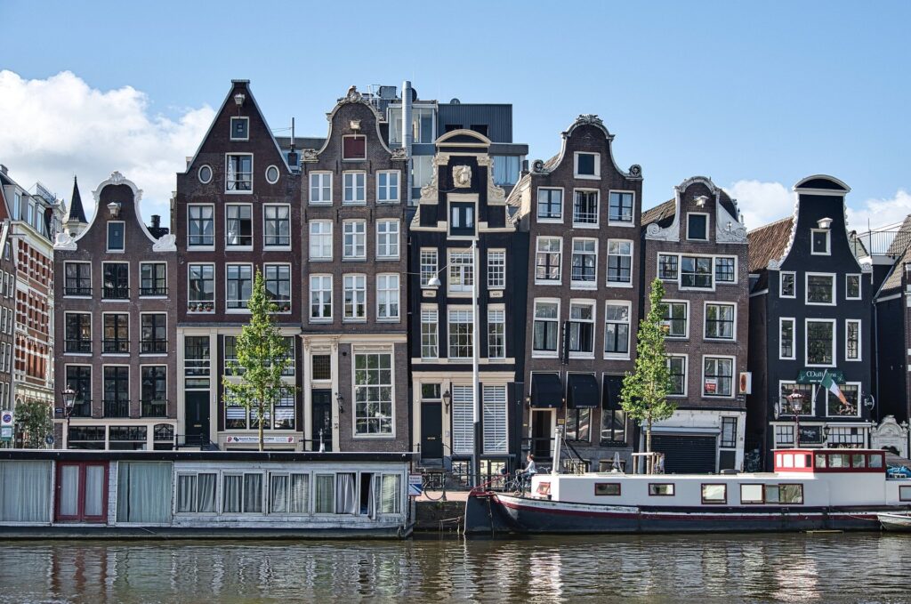 τα υπέροχα καφέ σπίτια πάνω από τα κανάλια του Άμστερνταμ