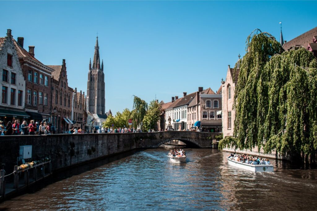 The picturesque canals in Bruge with the view of Belfry tower ~ Βόλτα με βάρκα στα κανάλια της Μπριζ
