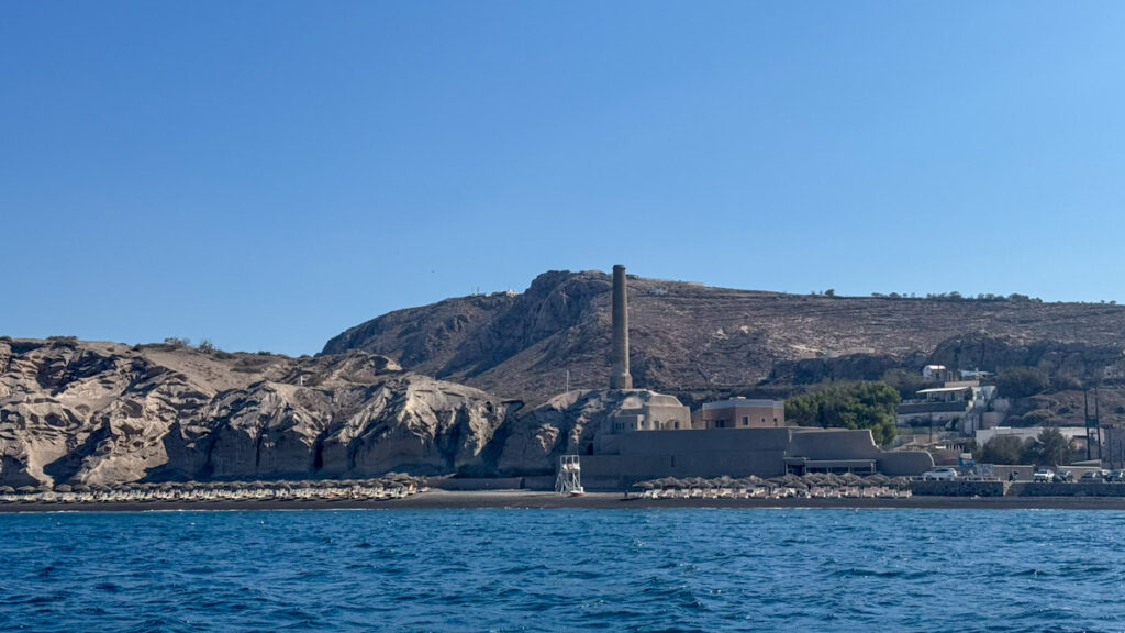 Παραλία Βλυχάδα και εργοστάσιο ντομάτας, Σαντορίνη