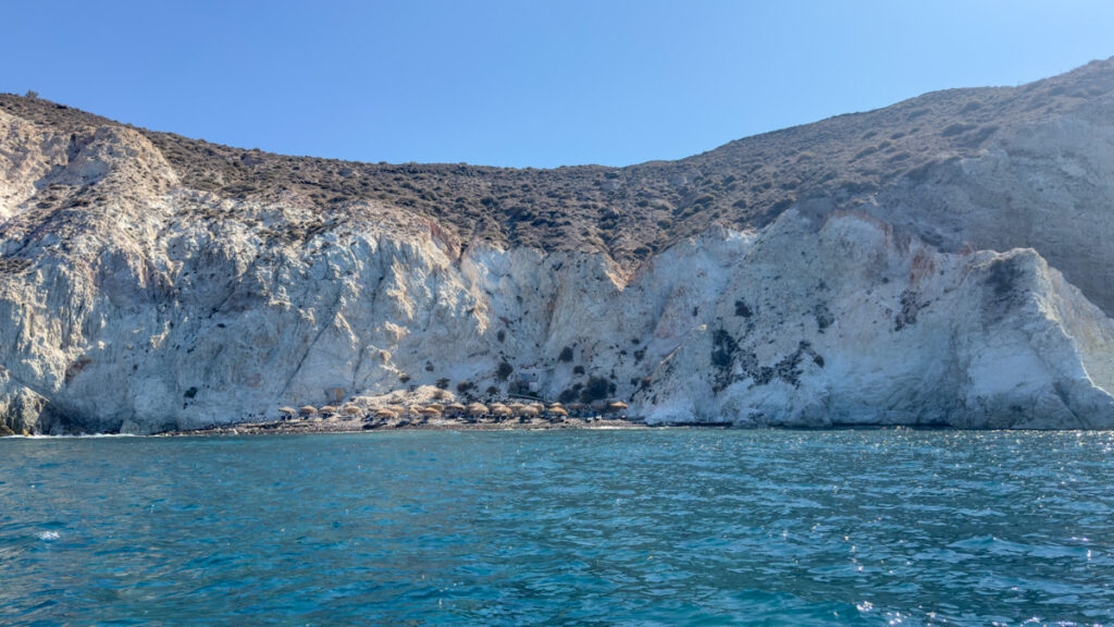 Άσπρη παραλία στην Σαντορίνη